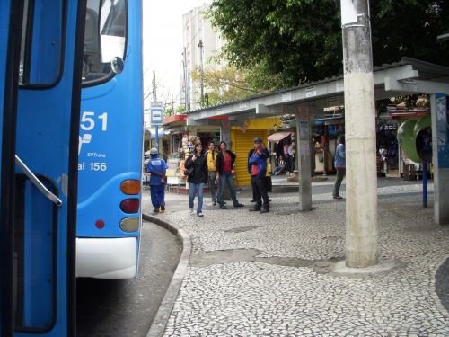 比較的大きな通りに面したバス停