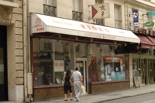 「京子食品」パリ２区プティシャン通り４６番地。外人客も多い