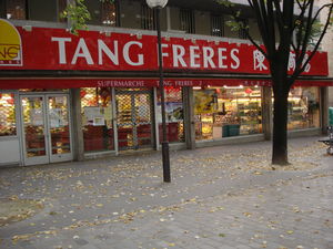 大型中国食品チェーン店タン・フレールは連日大賑わいです