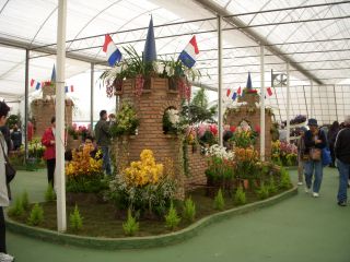 フランスのバスティーユ要塞の模型を中心に花が装飾された会場