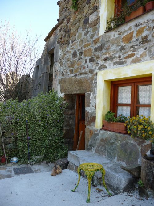 友達の夏の家にお邪魔しました。屋根もなかったという古い石造りのもと家畜小屋を数年かけて少しづつ改造。こんな素敵な家になりました