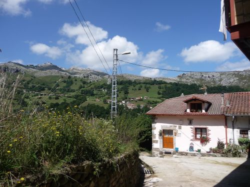 「夏は山で」の人なら、スペイン北部のこんな山が見えるところが素敵です（写真はカンタブリア県）
