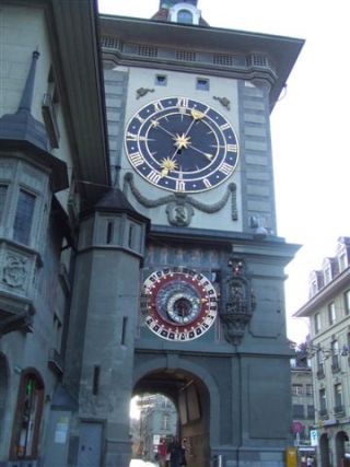 からくり時計が美しい時計台だが、1405年までは女囚の牢獄だった