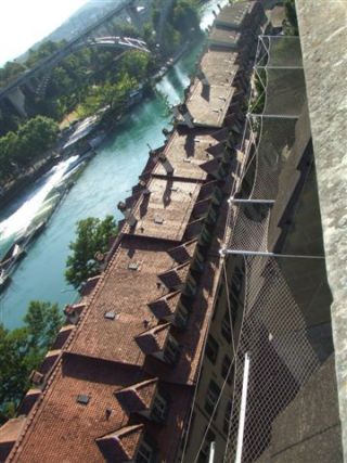 大聖堂見晴らし台下には自殺防止ネットが。その向こうを流れるのがアーレ川