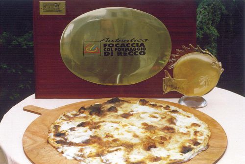 レッコ市地方料理協同組合によるフォカッチャ・ディ・レッコを認証するプレート