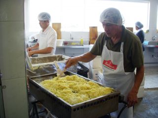 日系人のイベントでヤキソバの麺を炒める様子