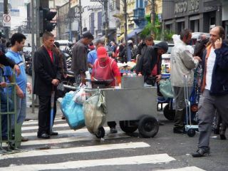 サンパウロの路上でヤキソバを焼いて販売する中国の女性