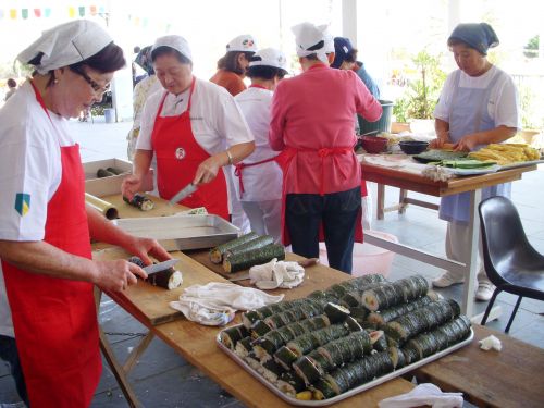 日系人のイベントで巻き寿司を作る女性たち(サンパウロ市の隣町オザスコ市にて)