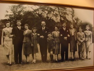 彼は９人兄弟の末っ子でした。（写真真ん中）