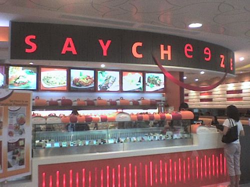 赤とオレンジの色使いがカワイイ店構え