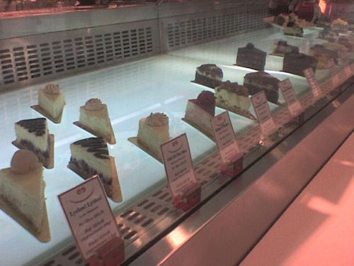 ショーウィンドウにずらりと並べられたチーズケーキ。値段は5シンガポールドル（約350円）前後