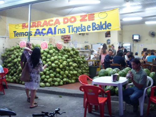 店頭にヤシの実が山積みにされた｢ヤシの実ジュース｣屋さん