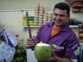 ヤシの実の飲み口を開けてくれる店員さん