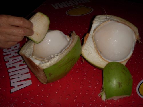 ヤシの実をかち割って、実の内部に溜まった白いナタ・デ・ココを食べます
