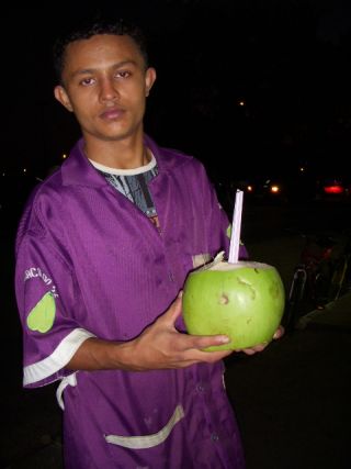 ストローをさしてヤシの実ジュースをいただきます