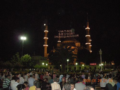 1日の断食が明けて大賑わいのスルタンアフメットモスク