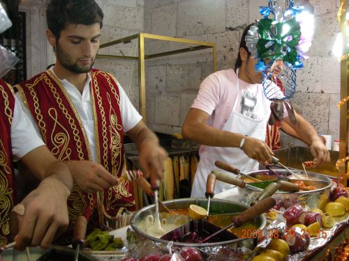 断食月の風物詩、屋台の水飴屋