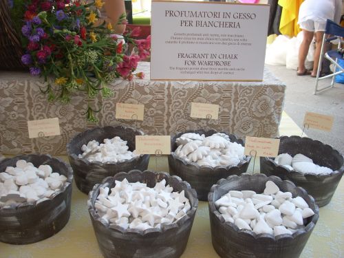 ハートや星型など形をした、色々な香りのする防虫芳香剤