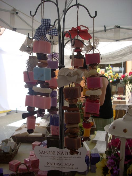 カラフルなオリーブオイルのナチュラルソープも販売している