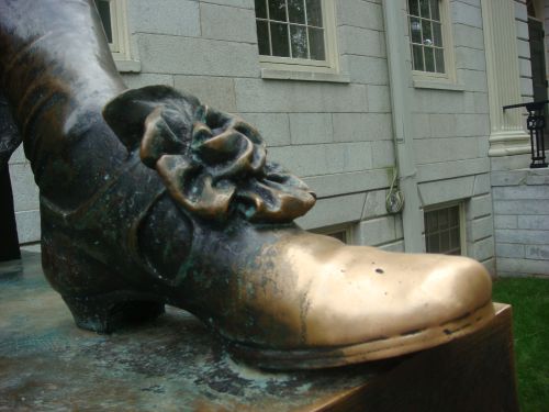 銅像の靴は金色に光っています