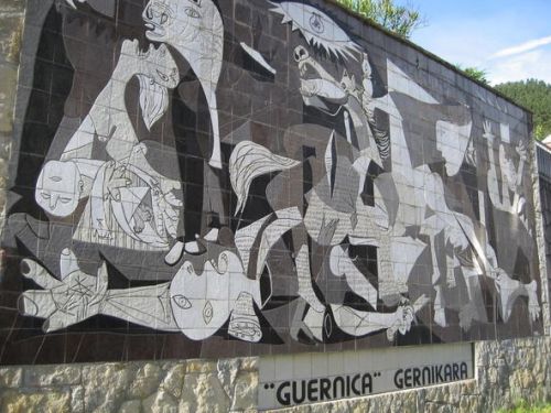ゲルニカの街にあるピカソの絵「ゲルニカ」のレプリカ。本物はマドリッドにある