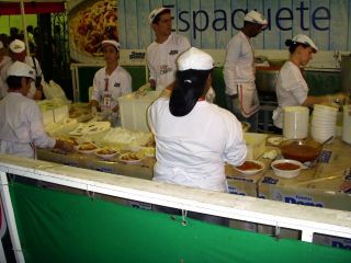 ミートソースのパスタを販売する屋台
