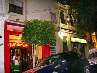 トレーゼ・デ・マイオ通りにあるイタリア料理店の前で
