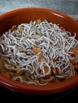 cazuela（カズエラ）と呼ばれる平土鍋で、ガーリッックと赤唐辛子をオリーブオイルでいためて料理するととってもおいしいです。でも、これはニセモノなんです