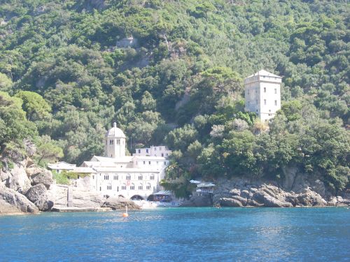 サン・フルットゥオーソの入り江に建つ修道院、海からの眺め