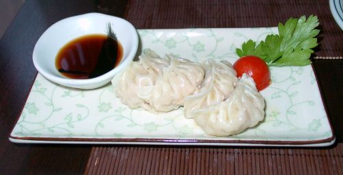 イタリアなので餃子にもプチトマト＆パセリで飾り付け