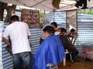 ボリビアの人々が利用する理髪店の露天