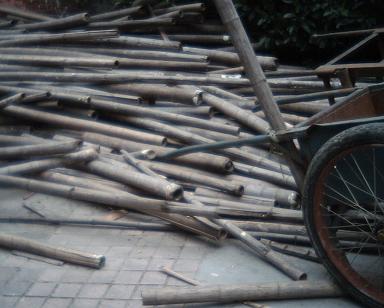どこから運ばれてくるのか、大量の竹が組まれます