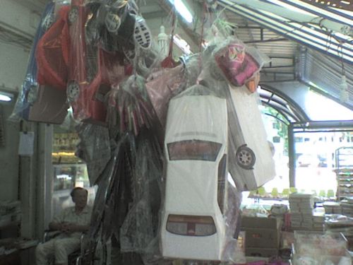 紙製の車。これも全部焼かれます