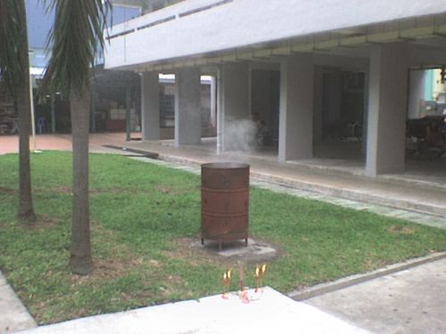 土管で豪快に燃やします。その前には厳かにお線香が