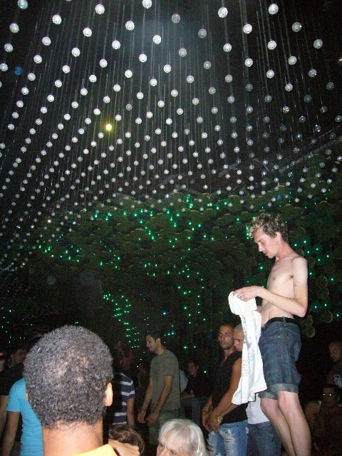 踊ってて暑くて脱いじゃってます