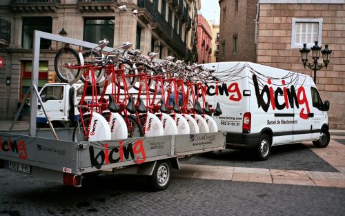 自転車数の少ない駐輪ポイントに移動中のバルセロナの専用車