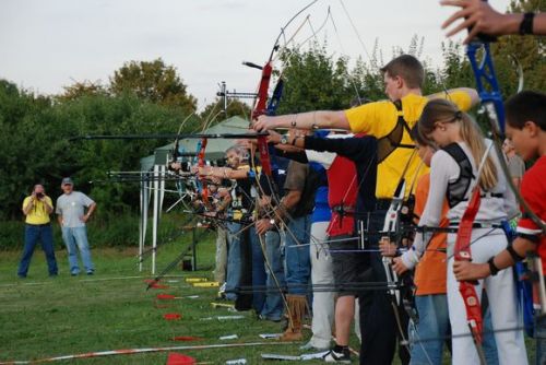 アーチェリーの練習風景。大人から子供まで年齢層は様々