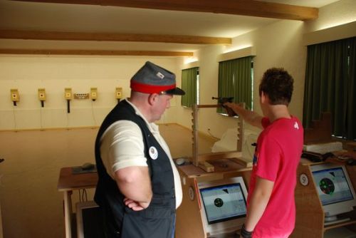 お祭りでは一般客向けの銃射撃体験コーナーもありました。