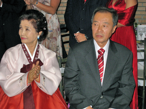 新婦のお父さんの表情は厳しいですね