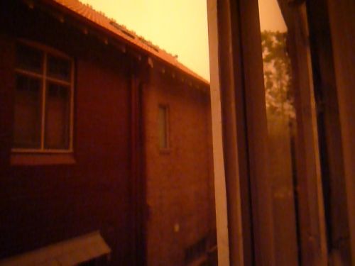 異様な雰囲気に、眠気も飛びました。午前6時30分撮影