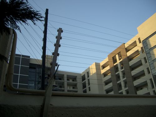 このような塀と高圧電力線で囲まれています