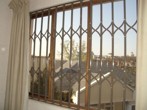 私のアパートの窓にはburglar bar（強盗の侵入防止の鉄格子）がついています