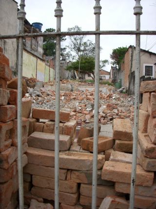 家を解体した敷地にはレンガが溢れかえっています