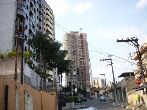 高層ビルを建設中の様子