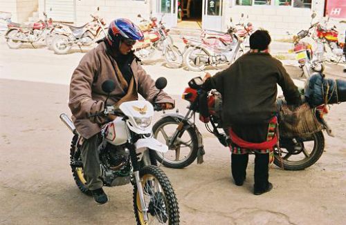 男はバイクに乗るのがカッコいい。チベット族男性にとっては必需品