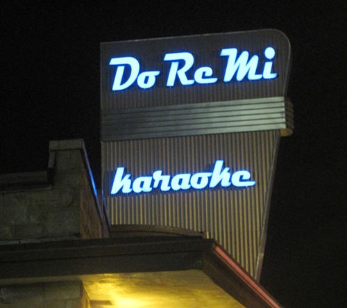 カラオケも“KARAOKE”