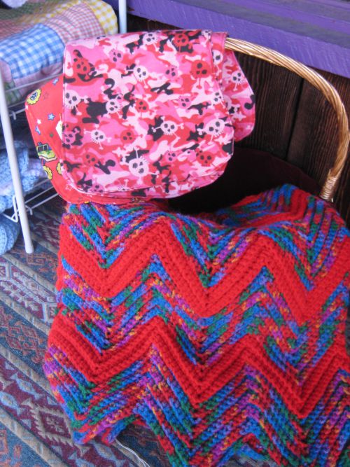 手作りキルトや毛布を売る店も