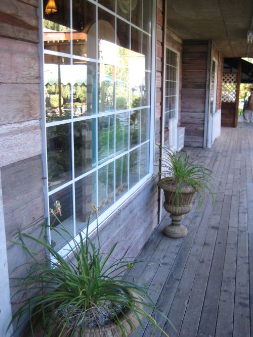 板張りの通路を歩きながら、窓越しに思わず店内を眺めてしまいます