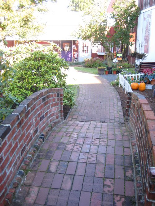 このレンガの小道、雨の日はきっともっと趣があるはず