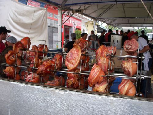 ドイツ料理の名物、豚のひざが焼かれる様子